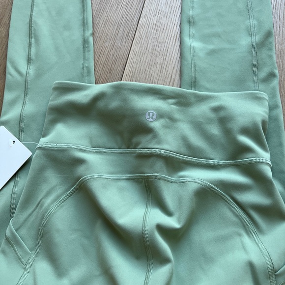 Nwt Lululemon Invigorate 2 25” Willow Green Everlux - Picture 3 of 4